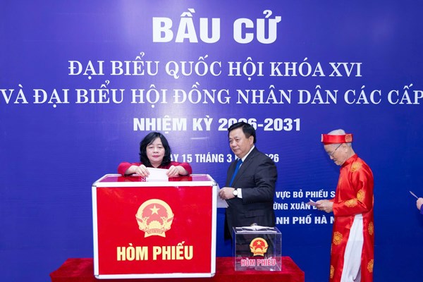 Chủ tịch Ủy ban Trung ương Mặt trận Tổ quốc Việt Nam Bùi Thị Minh Hoài cùng cử tri đi bầu cử