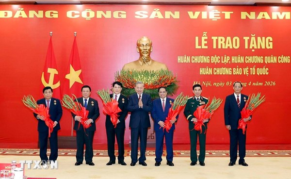 Lễ trao tặng Huân chương cao quý cho các đồng chí lãnh đạo Đảng, Nhà nước và cán bộ cấp cao