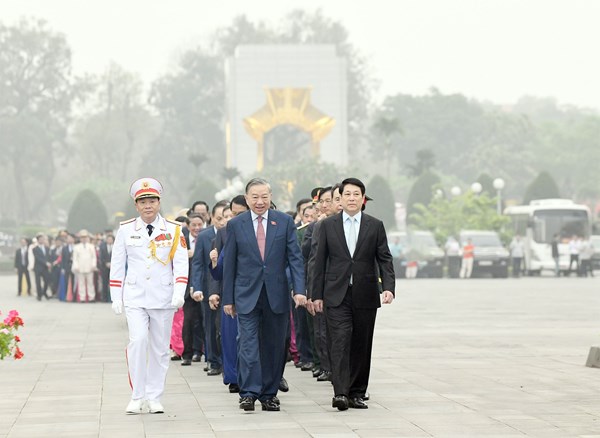 Lãnh đạo Đảng, Nhà nước và các đại biểu Quốc hội vào Lăng viếng Chủ tịch Hồ Chí Minh