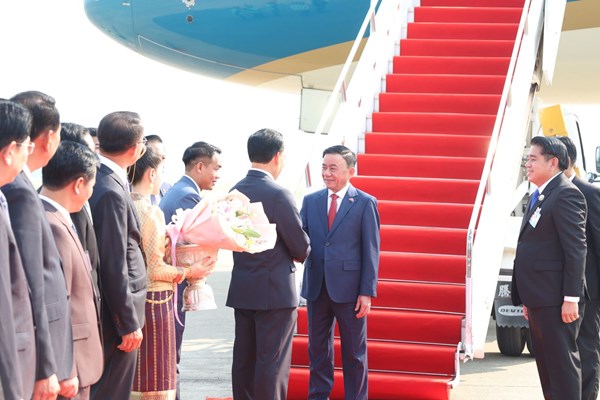 Đồng chí Thường trực Ban Bí thư Trần Cẩm Tú đến Viêng Chăn, bắt đầu chuyến thăm chính thức Lào