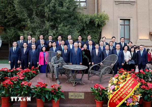 Tổng Bí thư, Chủ tịch nước Tô Lâm gặp gỡ cộng đồng người Việt Nam tại Trung Quốc