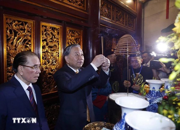 Tổng Bí thư, Chủ tịch nước Tô Lâm dâng hương tưởng niệm các Vua Hùng tại Phú Thọ
