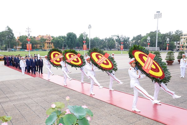Kỷ niệm 136 năm Ngày sinh Chủ tịch Hồ Chí Minh: Lãnh đạo Đảng, Nhà nước, Ủy ban Trung ương MTTQ Việt Nam vào Lăng viếng Bác