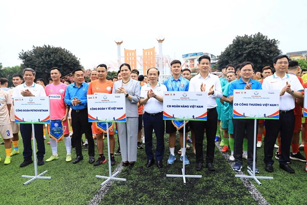 Phó Chủ tịch - Tổng Thư ký Hà Thị Nga dự Khai mạc Giải bóng đá công nhân, viên chức Việt Nam 2026 