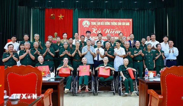 Thủ tướng: Tiếp nối truyền thống “uống nước nhớ nguồn,” chăm lo tốt hơn cho người có công 