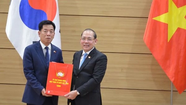 Phó Chủ tịch Ủy ban Trung ương MTTQ Việt Nam Hoàng Công Thuỷ thăm, làm việc với cộng đồng người Việt tại Hàn Quốc
