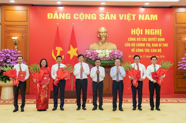 Công bố các Quyết định của Bộ Chính trị, Ban Bí thư về công tác cán bộ