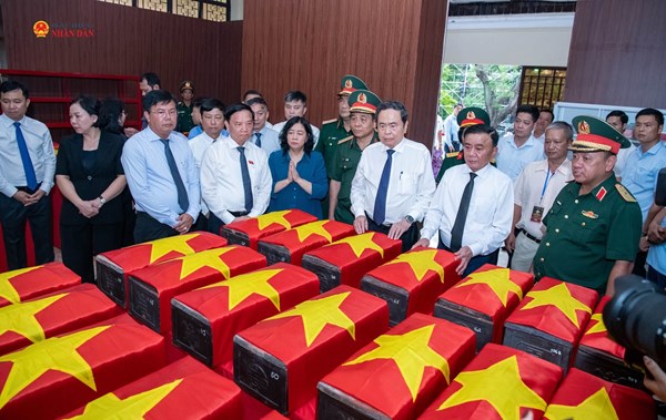 Chủ tịch Quốc hội Trần Thanh Mẫn dâng hương tưởng niệm cố Tổng Bí thư Trần Phú và các anh hùng liệt sĩ tại Công viên Lê Thị Riêng