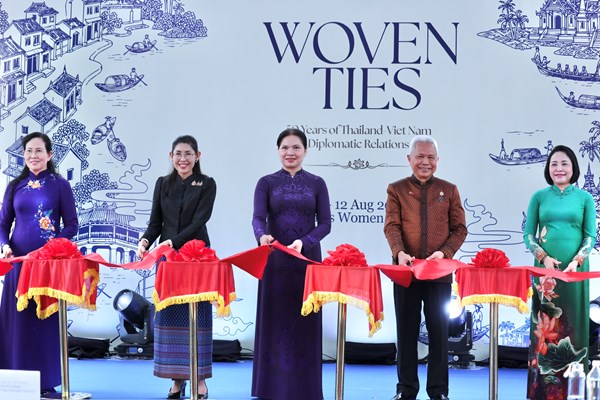 Khai mạc Triển lãm “Đan kết hữu nghị: Tôn vinh 50 năm quan hệ ngoại giao Việt Nam - Thái Lan“