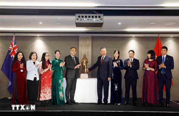 Tổng Bí thư, Chủ tịch nước Tô Lâm gặp gỡ cán bộ, nhân viên sứ quán và người Việt Nam tại New Zealand 