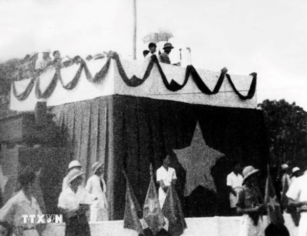 Vai trò to lớn của Chủ tịch Hồ Chí Minh trong Cách mạng Tháng Tám năm 1945
