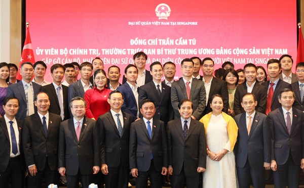 Thường trực Ban Bí thư Trần Cẩm Tú gặp gỡ cộng đồng người Việt Nam tại Singapore 