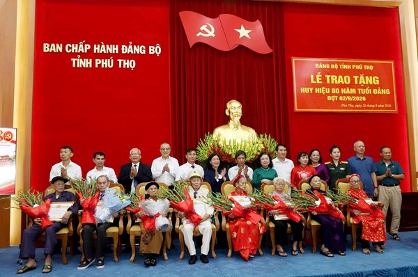 Chủ tịch Bùi Thị Minh Hoài trao Huy hiệu 80 năm tuổi Đảng cho đảng viên lão thành của tỉnh Phú Thọ
