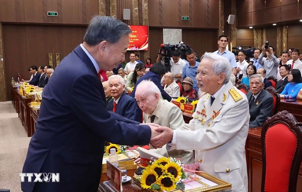 Tổng Bí thư, Chủ tịch nước Tô Lâm dự Lễ trao tặng Huy hiệu Đảng tại Đảng bộ thành phố Hà Nội
