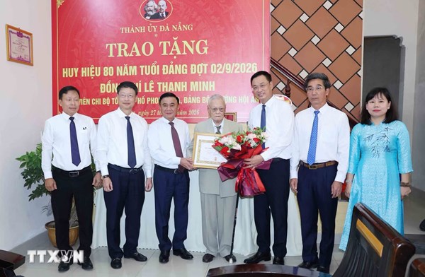 Thường trực Ban Bí thư Trần Cẩm Tú trao tặng Huy hiệu 80 năm tuổi Đảng cho đảng viên lão thành tại Đà Nẵng 