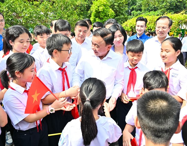 Thường trực Ban Bí thư Trần Cẩm Tú thăm, tặng quà Làng trẻ em SOS Hà Nội