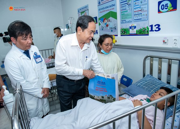 Chủ tịch Quốc hội Trần Thanh Mẫn thăm, động viên các bệnh nhi tại Bệnh viện Nhi đồng 1 Thành phố Hồ Chí Minh 