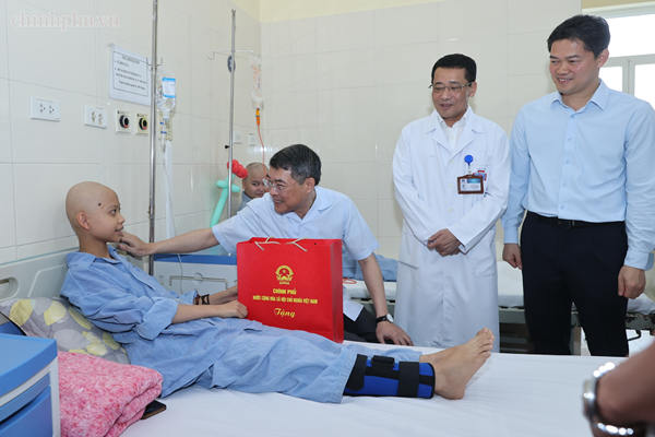 Thủ tướng trao quà của Tổng Bí thư, Chủ tịch nước Tô Lâm tặng các bệnh nhi ung thư