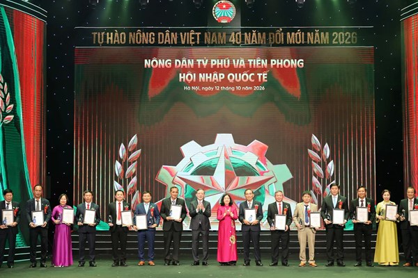 Chủ tịch Bùi Thị Minh Hoài dự Lễ tôn vinh và trao danh hiệu Nông dân Việt Nam xuất sắc 40 năm Đổi mới