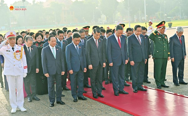 Lãnh đạo Đảng, Nhà nước vào Lăng viếng Chủ tịch Hồ Chí Minh nhân dịp Kỳ họp thứ Hai, Quốc hội khóa XVI