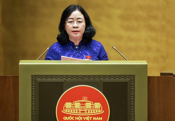 Chủ tịch Bùi Thị Minh Hoài trình bày Báo cáo một số nội dung chủ yếu cử tri và Nhân dân gửi đến kỳ họp thứ Hai, Quốc hội khóa XVI