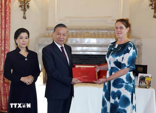Tổng Bí thư, Chủ tịch nước Tô Lâm và Phu nhân thăm, tặng sách cho Thư viện Hoàng gia Bỉ