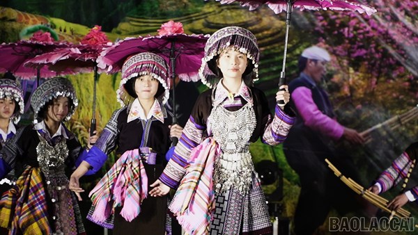 Lào Cai: Giữ sắc chàm của người Mông