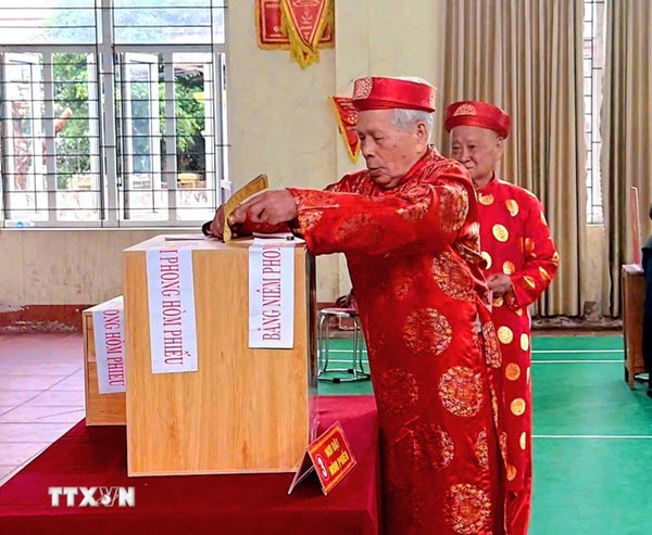 Cử tri Phú Thọ, Bắc Ninh đi bầu cử từ sáng sớm, gửi trọn niềm tin qua từng lá phiếu