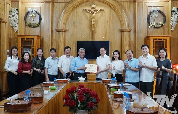 Lãnh đạo tỉnh Thái Nguyên thăm, chúc mừng đồng bào Công giáo nhân Lễ Phục sinh