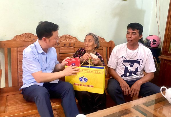 Chủ tịch Ủy ban MTTQ Việt Nam tỉnh Lai Châu thăm, tặng quà người có công, hộ nghèo, cận nghèo tại xã Sin Suối Hồ