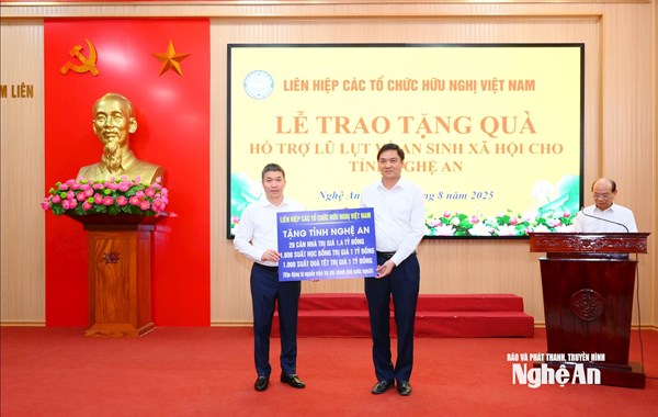 Liên hiệp Các tổ chức hữu nghị Việt Nam dâng hương tưởng niệm Chủ tịch Hồ Chí Minh và trao ủng hộ nhân dân tỉnh Nghệ An