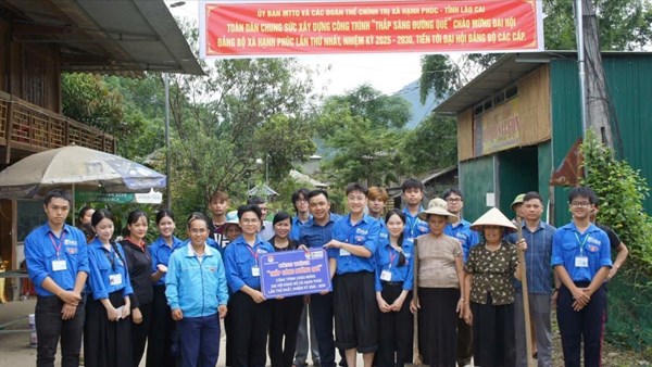 Lào Cai: Xã Hạnh Phúc bàn giao công trình “Thắp sáng đường quê”
