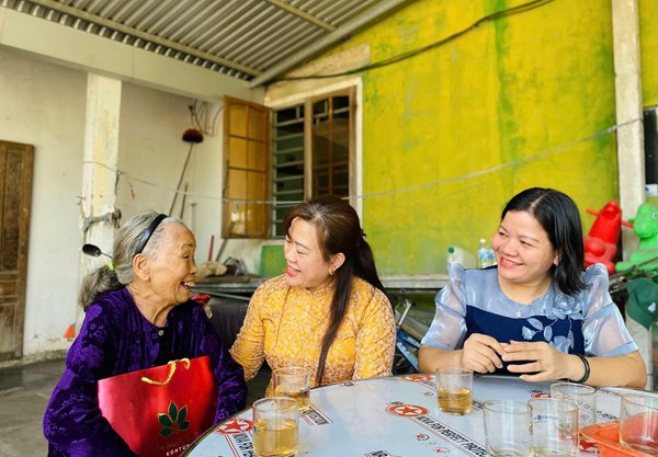Ủy ban MTTQ Việt Nam tỉnh Quảng Ngãi thăm, tặng quà cho người có công