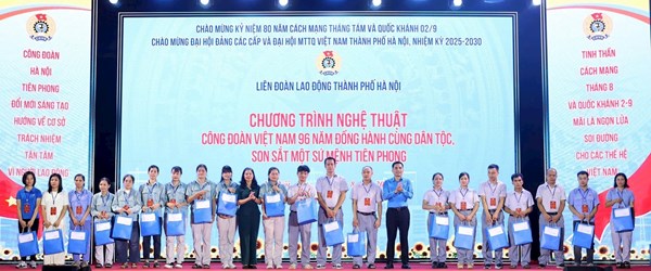 Hà Nội: Công đoàn hỗ trợ 80 trường hợp khó khăn tại chương trình nghệ thuật phục vụ công nhân lao động