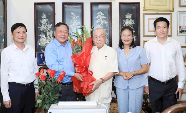 Lãnh đạo TP Hà Nội thăm, chúc mừng cán bộ lão thành cách mạng