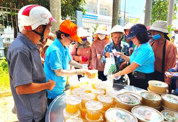 Những suất ăn “0 đồng” tiếp sức người lao động khó khăn