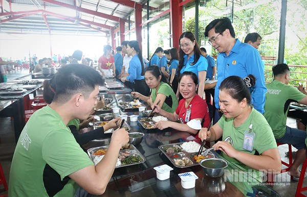 Tổ chức “Bữa cơm Công đoàn” và tặng quà cho người lao động