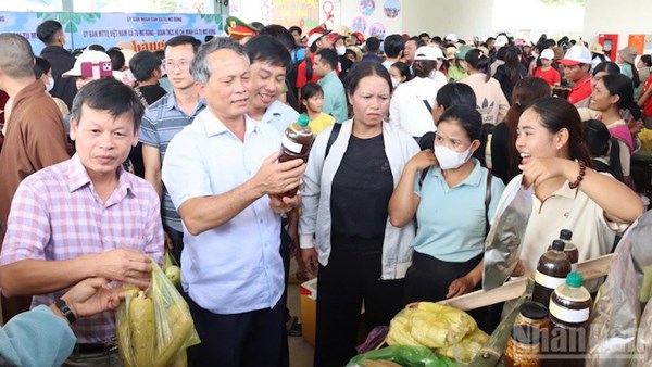 Quảng Ngãi: Phiên chợ 0 đồng vùng cao gắn kết chính quyền và nhân dân ở cơ sở