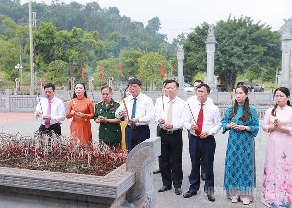 Ban Thường trực Ủy ban MTTQ tỉnh Tuyên Quang dâng hương nhân kỷ niệm 137 năm ngày sinh Chủ tịch Tôn Đức Thắng