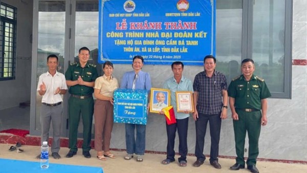 Đồn Biên phòng Ea H’leo bàn giao nhà “Đại đoàn kết” và nhân rộng mô hình phát triển kinh tế hộ gia đình ở khu vực biên giới