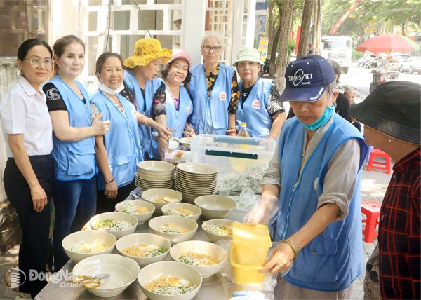 Bữa cơm nghĩa tình của Phật giáo Đồng Nai