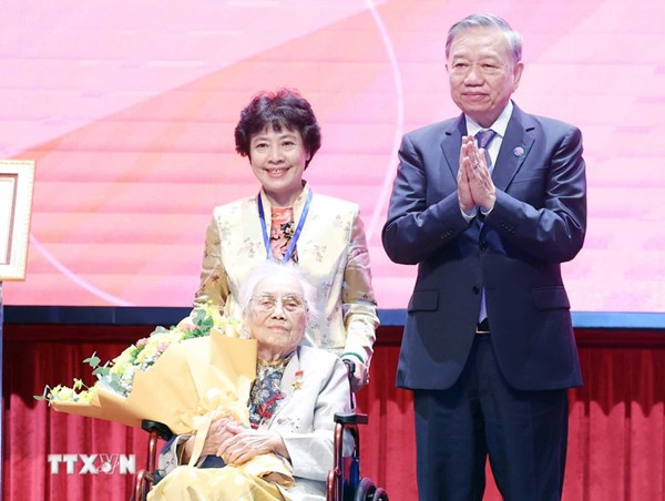 Tổng Bí thư Tô Lâm trao danh hiệu Anh hùng lao động cho nguyên Phó Chủ tịch nước Nguyễn Thị Bình