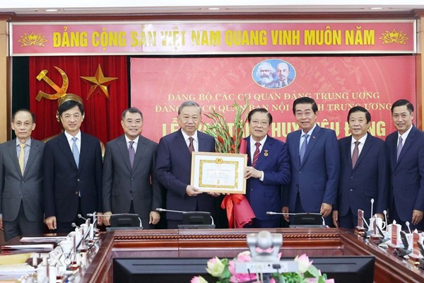 Tổng Bí thư Tô Lâm trao Huy hiệu 45 năm tuổi Đảng tặng đồng chí Phan Đình Trạc