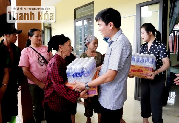 Ủy ban MTTQ tỉnh Thanh Hóa trao quà cho người dân xã Yên Nhân bị ảnh hưởng nghiêm trọng do sạt lở