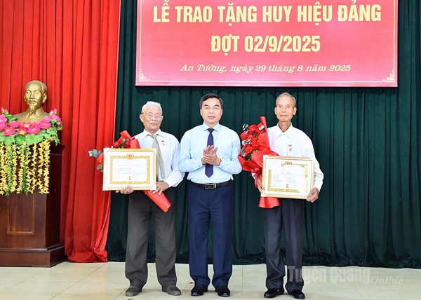 Phó Bí thư Tỉnh ủy, Chủ tịch Ủy ban MTTQ Việt Nam tỉnh Tuyên Quang Ma Thế Hồng trao Huy hiệu Đảng cho các đảng viên lão thành
