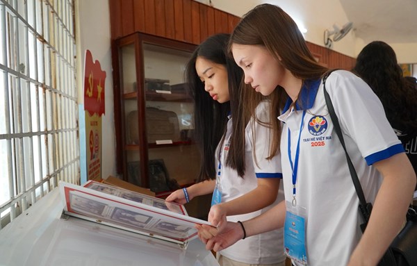 Kiều bào trẻ hạnh phúc khi về thăm quê hương