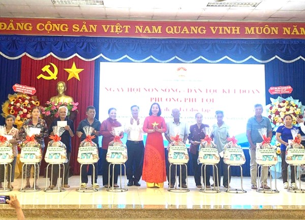Lãnh đạo Mặt trận TP Hồ Chí Minh chung vui Tết Độc lập cùng người dân