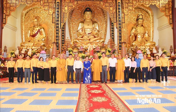 Bà Võ Thị Minh Sinh chúc mừng Ban Trị sự Giáo hội Phật giáo Việt Nam tỉnh Nghệ An nhân Lễ Vu lan năm 2025, Phật lịch 2569