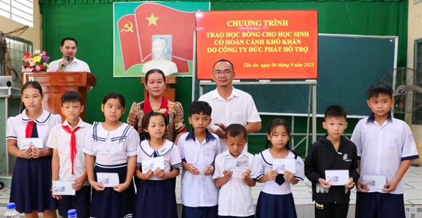 Vĩnh Long: Ủy ban MTTQ Việt Nam tỉnh trao 100 suất học bổng cho học sinh khó khăn