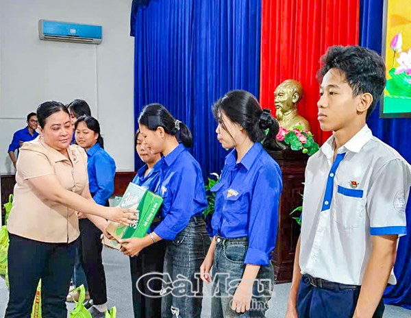 Cà Mau: Ủy ban MTTQ Việt Nam xã Hòa Bình trao 200 suất quà hỗ trợ hộ dân khó khăn